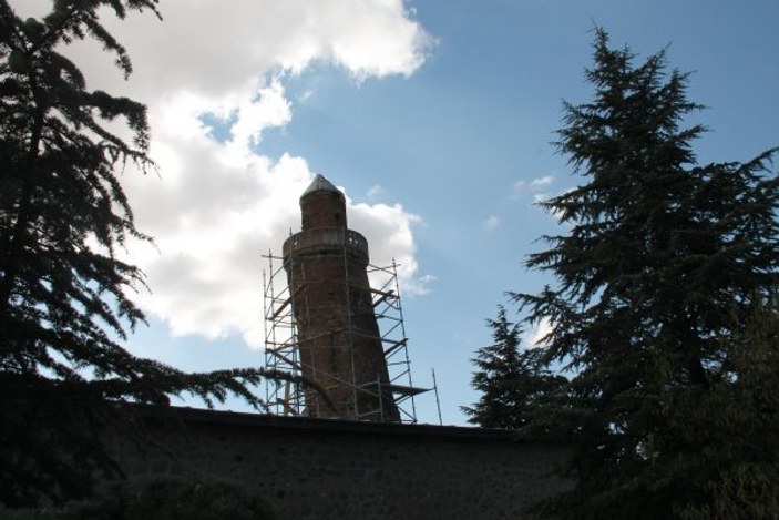 Pisa Kulesi'nden bile eğik olan minare ve dut ağacı