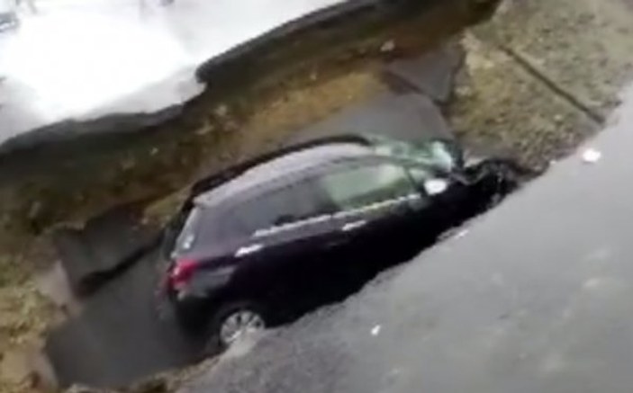 Rusya'da otomobil çöken yola düştü