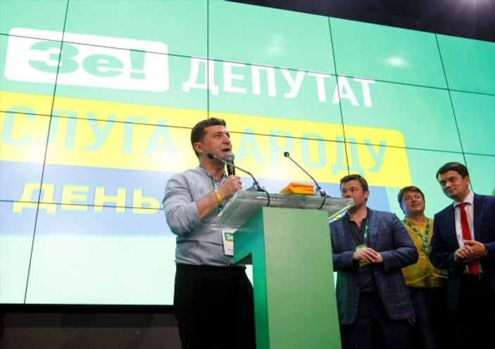 Ukrayna’da erken seçimin galibi Zelenski