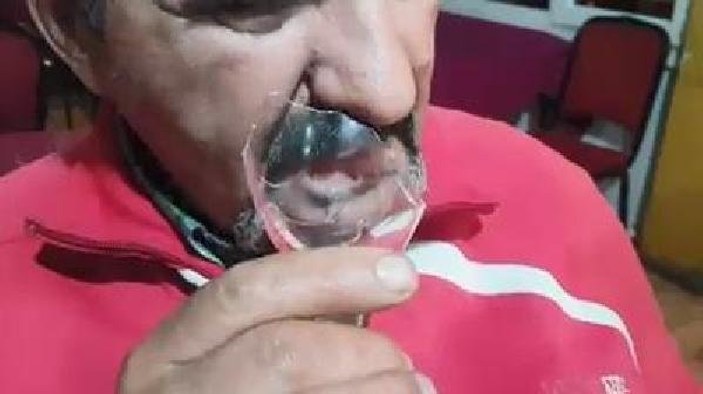 Bursa'da yaşayan adam 40 yıldır cam yiyor