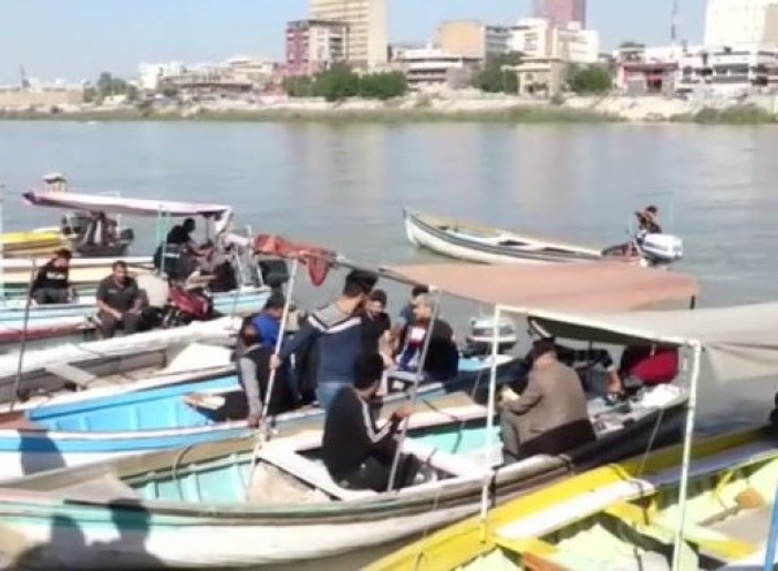 Irak'ta köprüler kapatılınca ulaşım tekneyle sağlanıyor
