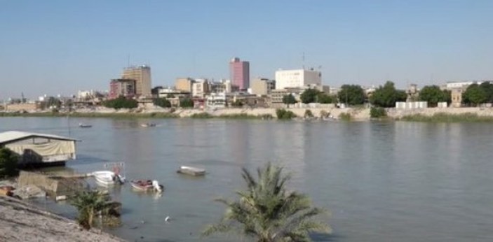 Irak'ta köprüler kapatılınca ulaşım tekneyle sağlanıyor
