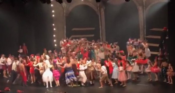 Brezilya'da aynı anda zıplayan 150 dansçı sahneyi çökertti