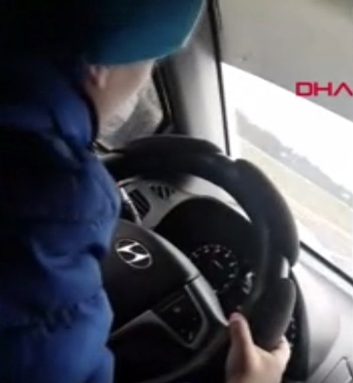 Rusya'da küçük çocuğuna araba kullandıran anne
