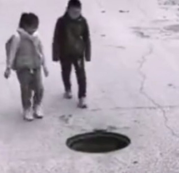 Çin'de açık unutulan çukur için önlem alan çocuklar