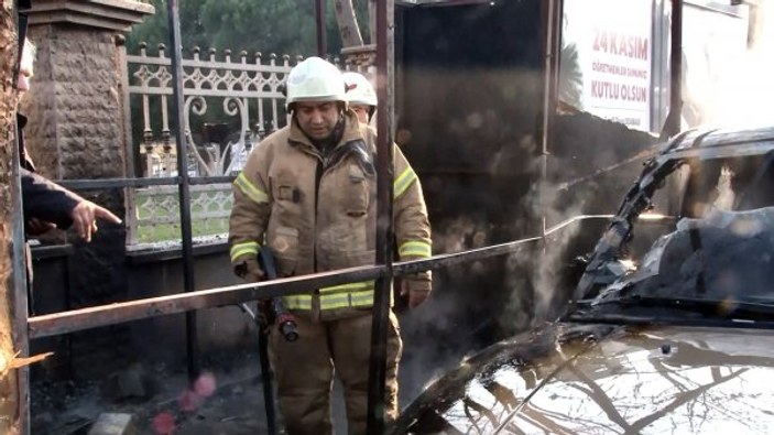 Kadıköy'de yanan cip patladı