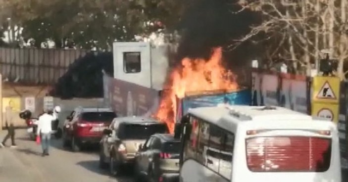 Kadıköy'de yanan cip patladı