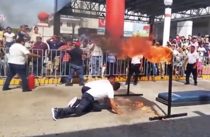 Meksika'da ateşle şov yapan adam alev aldı