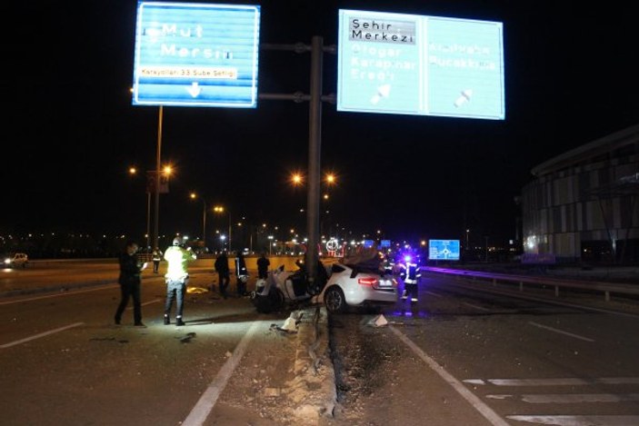 Karaman'da bir sürücü yön levhasına çarptı