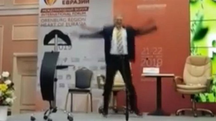 Rusya'da dans ettiği için sahneden indirilen başkan