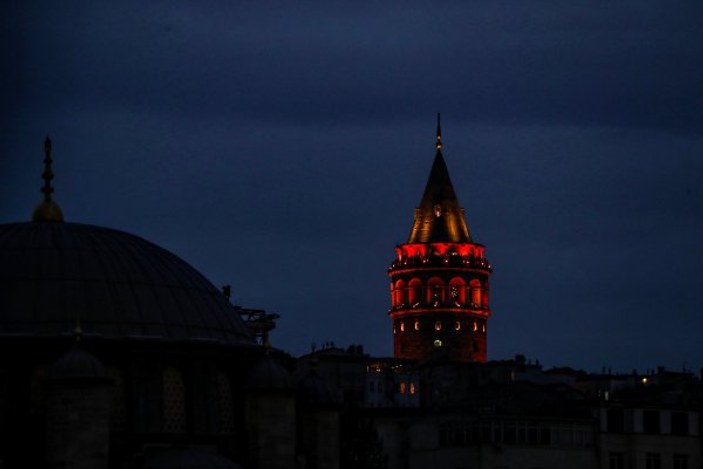 İstanbul kadına şiddete karşı turuncu renge büründü