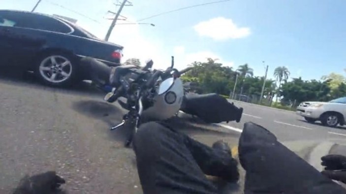 Avustralya'da kızlara bakarken kaza yapan motorcu