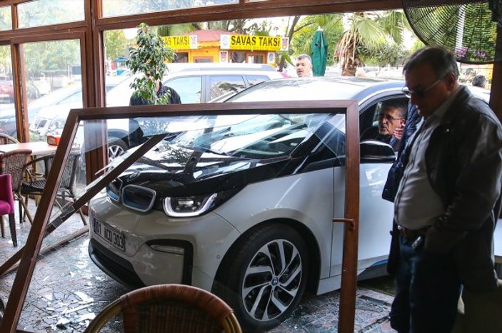 Adana'da elektrikli otomobil kafeye girdi: 2 yaralı