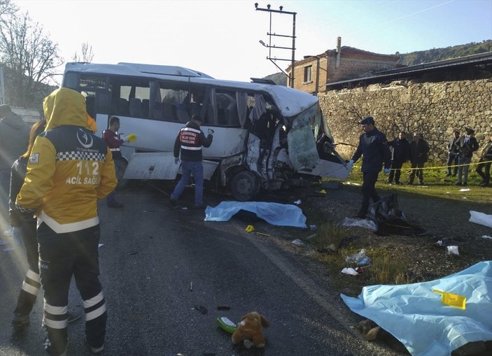 İzmir'de servis aracı ile kamyon çarpıştı: 4 ölü 8 yaralı