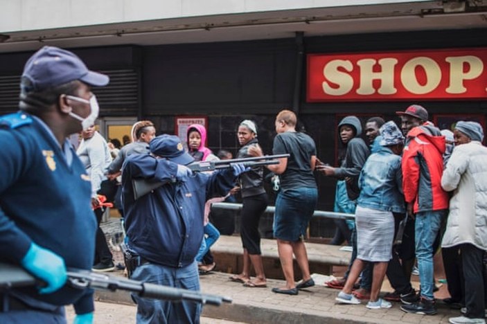 Güney Afrika'da sosyal mesafeye uymayanlara plastik mermi