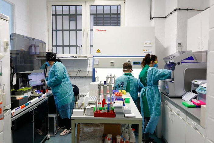 Almanya'da günde 200 bin koronavirüs testi yapılacak