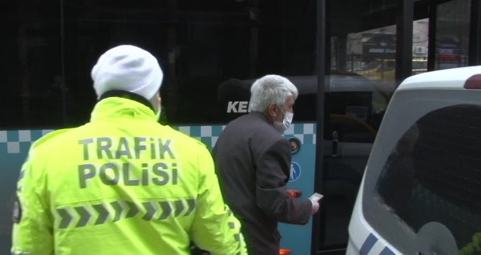 İstanbul'da otobüse binemeyen yaşlı adam sinirlendi