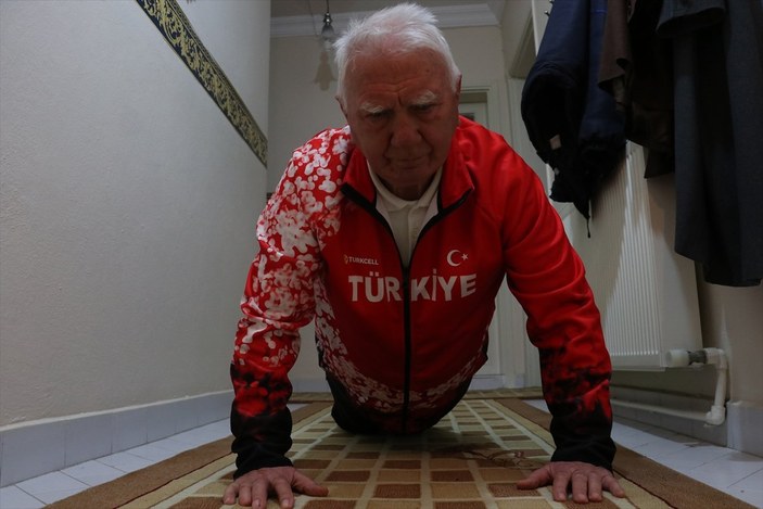 Efsane atlet İsmail Akçay, evinde spora devam ediyor