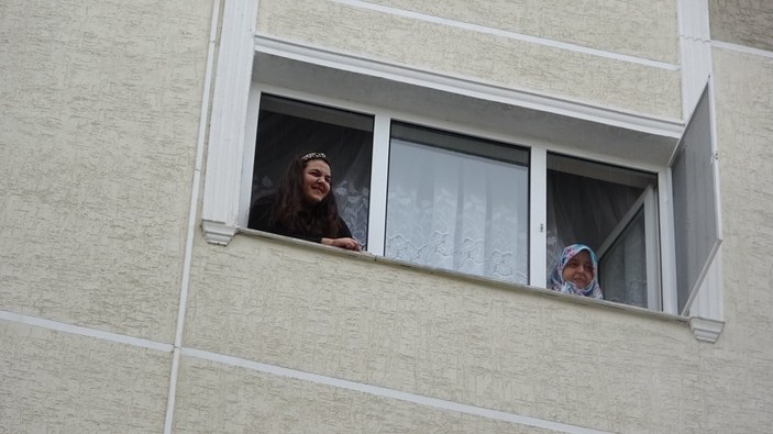 Bursa'da evden çıkamayan komşular camdan cama gün yaptı