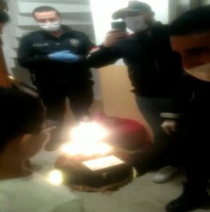 Polislerden 9 yaşındaki çocuğa doğum günü sürprizi