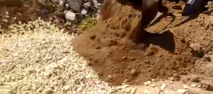 İran'da binlerce civciv canlı canlı gömüldü