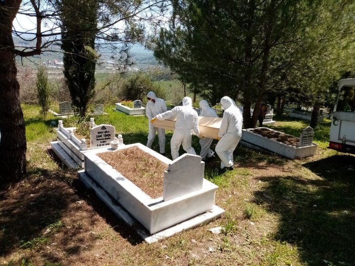 Zonguldak'ta koronadan ölen kadını akrabaları defnetti