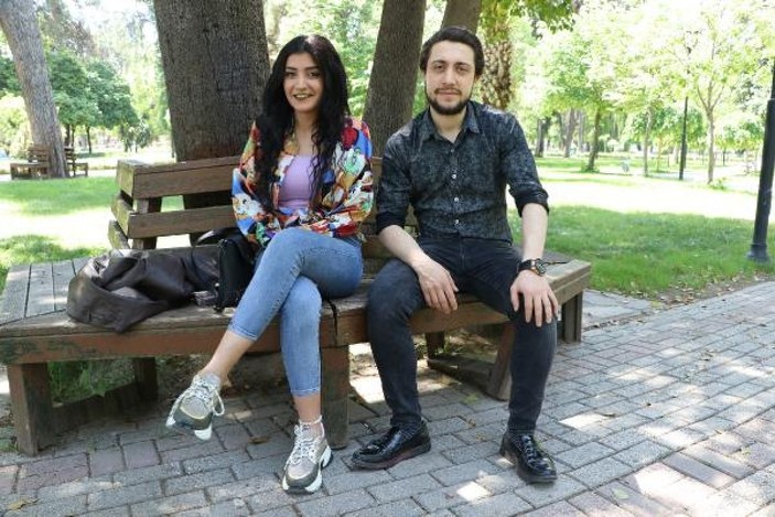 Adana'da, parkta oturan çift sosyal mesafeyi önemsemedi