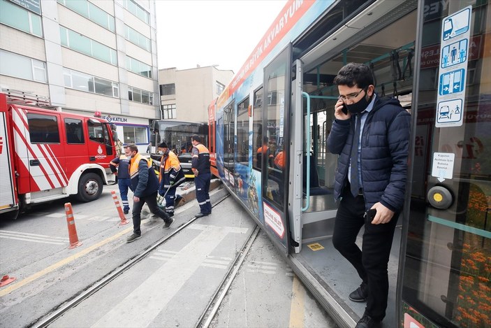 Sultangazi'de otobüse çarpan tramvay, raydan çıktı