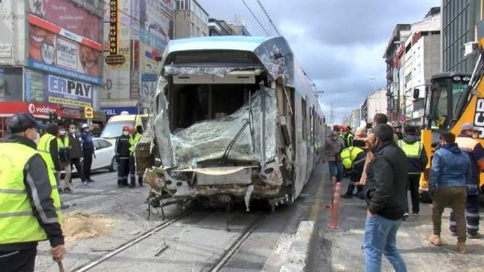 Sultangazi'de otobüse çarpan tramvay, raydan çıktı