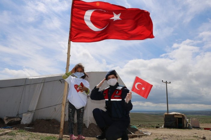 Kırşehir'de jandarma çocuklara bayrak dağıttı