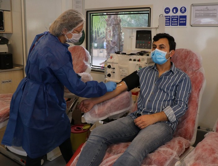 Adana'da erkek hemşire koronavirüsü yendi