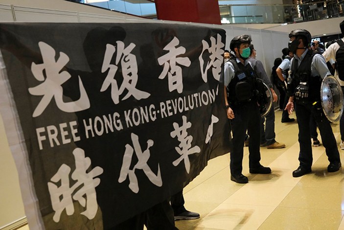 Hong Kong'da koronaya rağmen hükümet karşıtı protesto