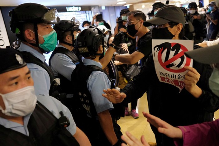 Hong Kong'da koronaya rağmen hükümet karşıtı protesto