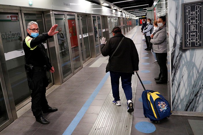 İtalya'da tren istasyonlarında sosyal mesafe önlemi