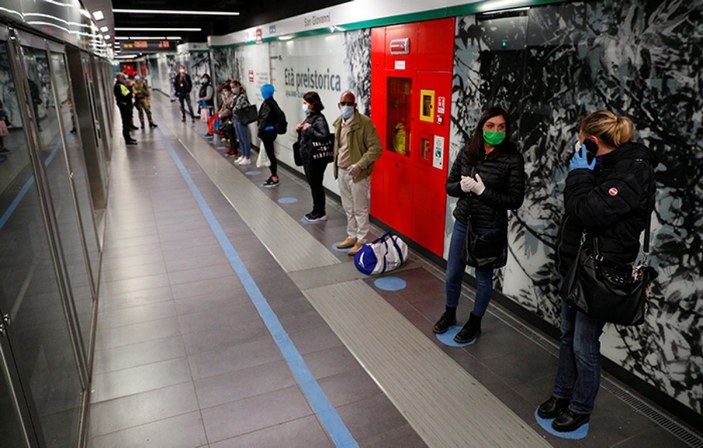 İtalya'da tren istasyonlarında sosyal mesafe önlemi