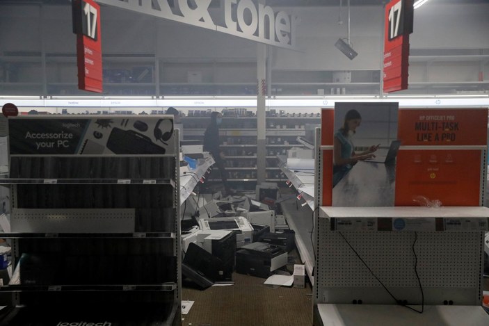 ABD'de lüks mağazalar yağmalandı