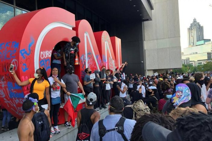 ABD’de göstericiler CNN binasına saldırdı