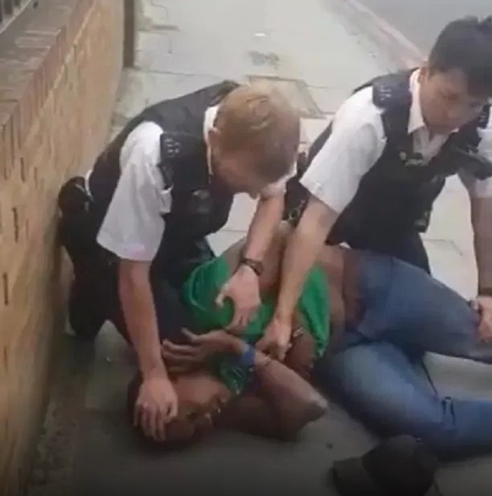 Londra’da polisler, siyahi şüphelinin boynuna bastı