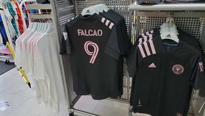 Inter Miami taraftarları Falcao forması bastırdı
