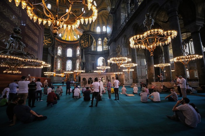 Ayasofya Camii'ne turist akını