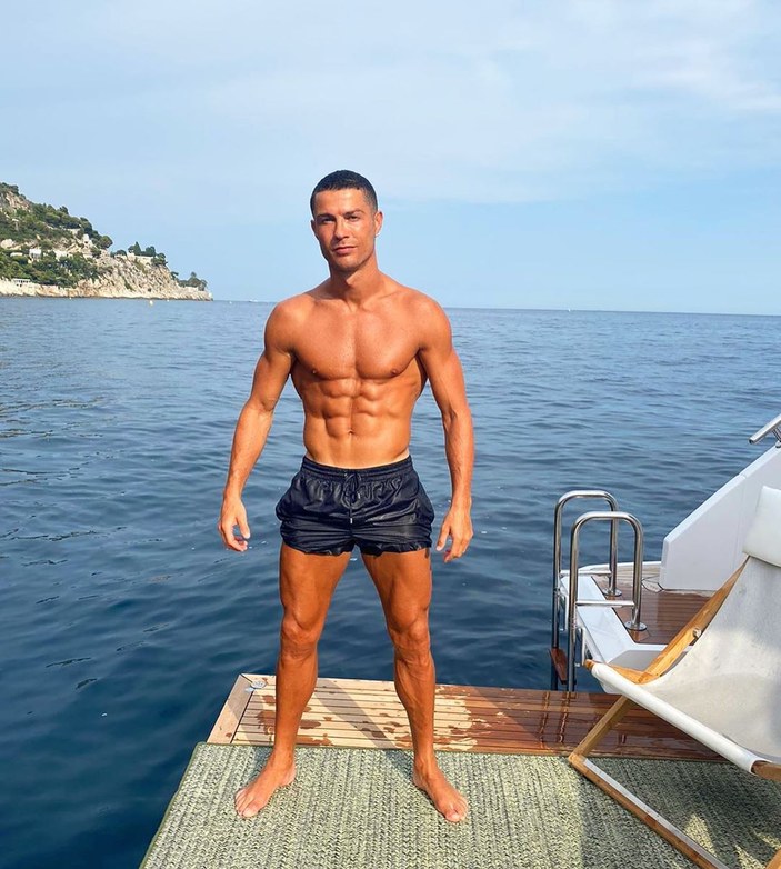 Ronaldo, 7 milyon dolarlık yatında tatil yapıyor