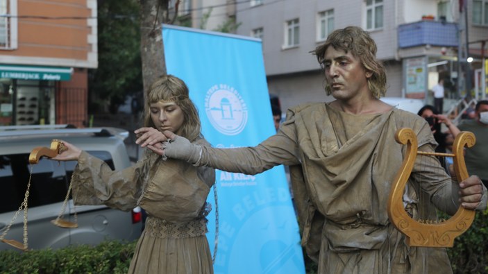 CHP'li Maltepe Belediyesi yaptı: Canlı heykel gösterisi
