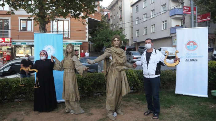 CHP'li Maltepe Belediyesi yaptı: Canlı heykel gösterisi