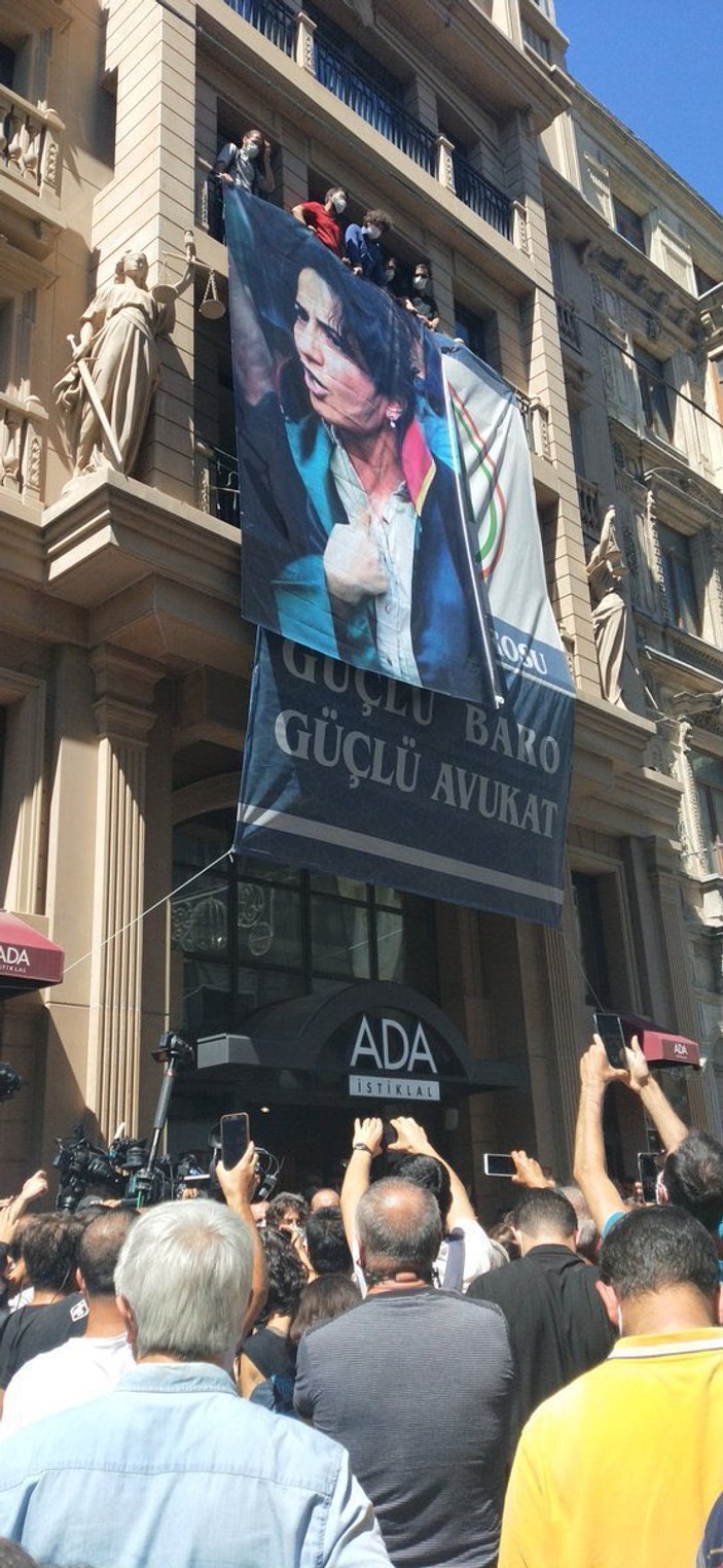 İstanbul Barosu'na Ebru Timtik'in posteri asıldı