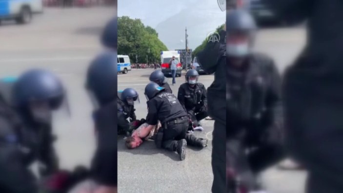 Almanya'da polis bir kadın göstericiye şiddet uyguladı