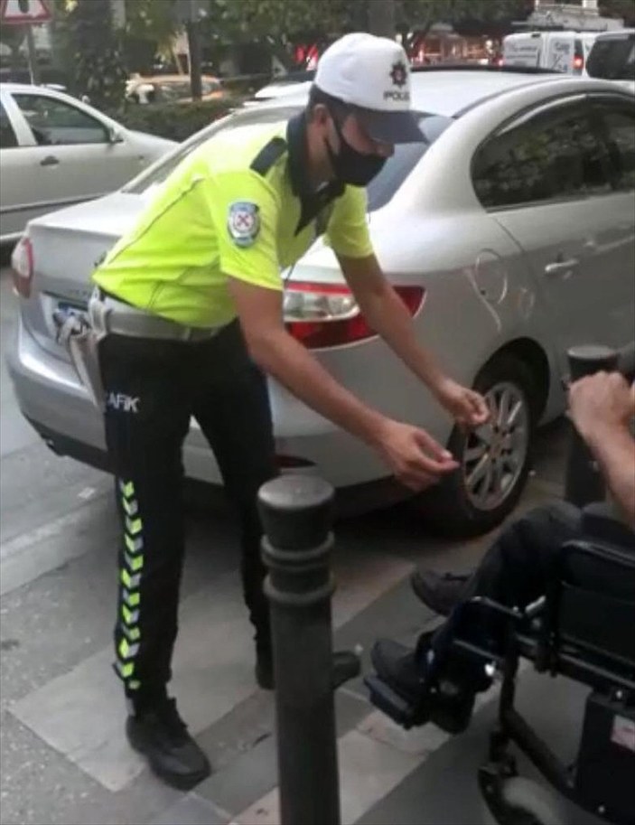 Adana'da yaya geçidine park edilen araç engelli vatandaşa engel oldu