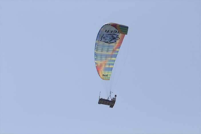 Antalya'da yamaç paraşütüne bağlanan yatağa gökyüzünde uzandı