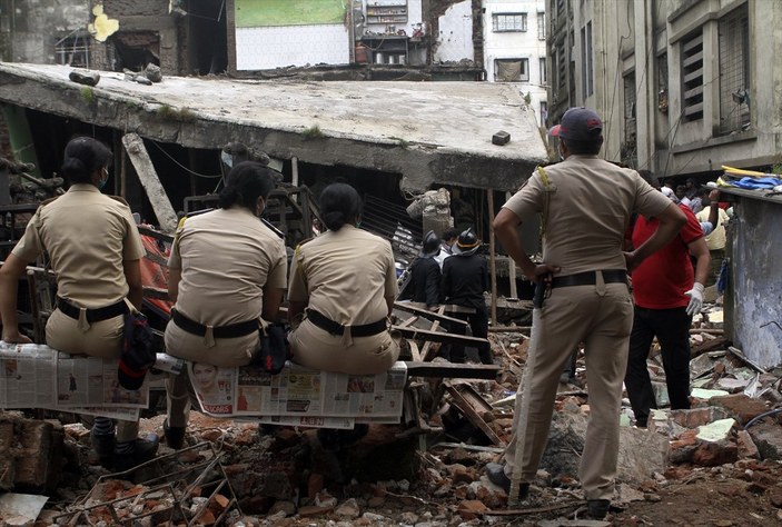Hindistan'da 4 katlı bina çöktü