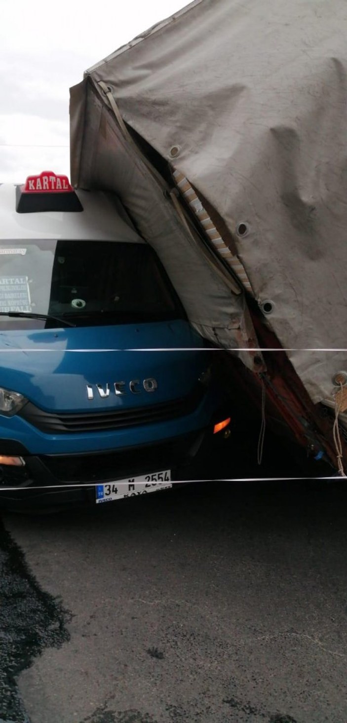 İstanbul'da kamyon minibüsün üzerine devrildi