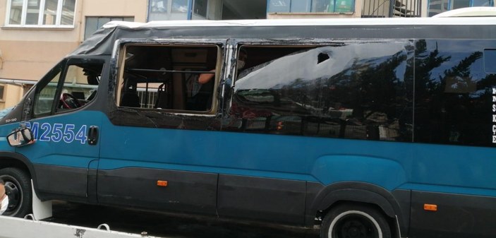İstanbul'da kamyon minibüsün üzerine devrildi